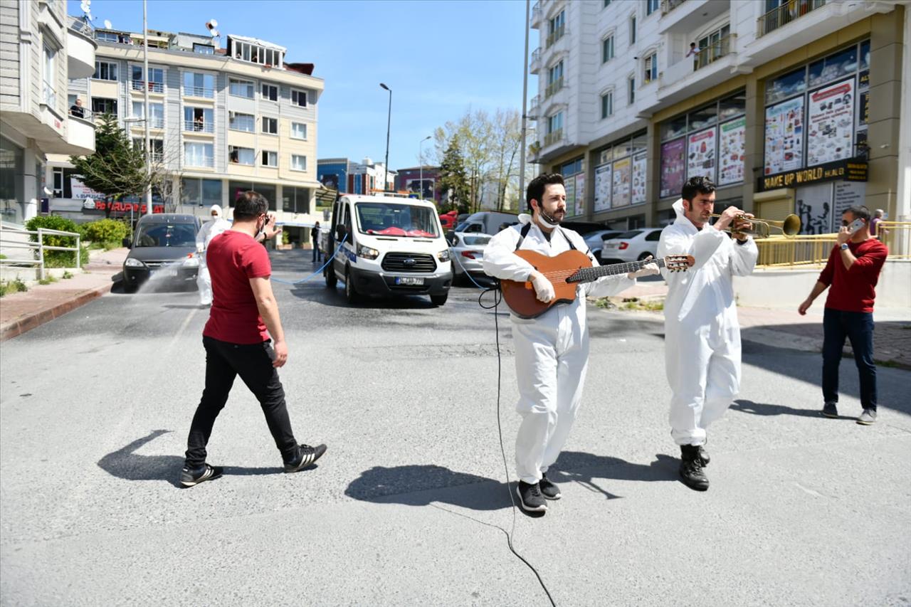 Esenyurt Belediyesi Ekipleri Hem Çaldı Söylesi Hem De Dezenfeksiyon Yaptı