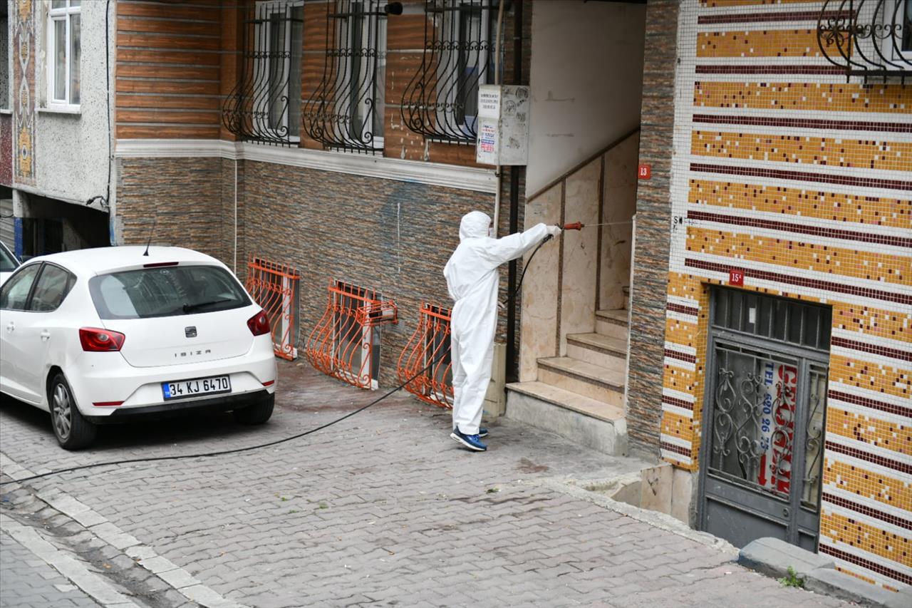 Esenyurt'ta Cadde ve Sokaklar Koronavirüse Karşı İlaçlanıyor