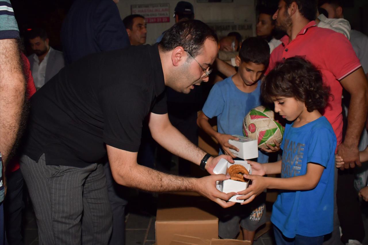 Esenyurt Belediyesi Vatandaşlara Kandil Simidi İkram Etti