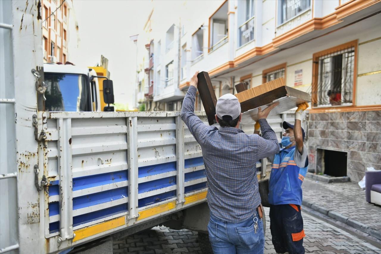 Esenyurt Belediyesi Selden Etkilenen Mahallelerde Çalışmalarına Devam Ediyor