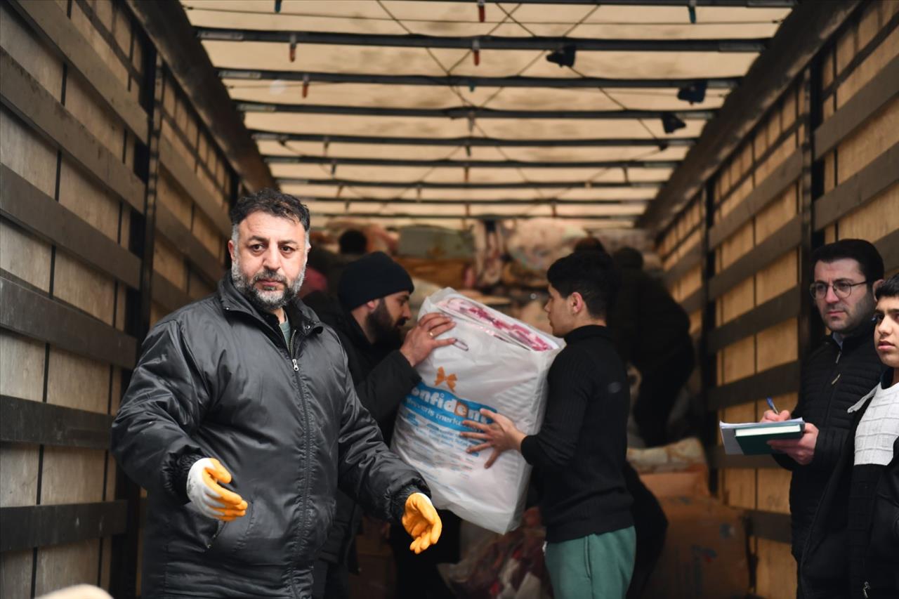 Esenyurt’tan Deprem Bölgesine Yardım Yağdı