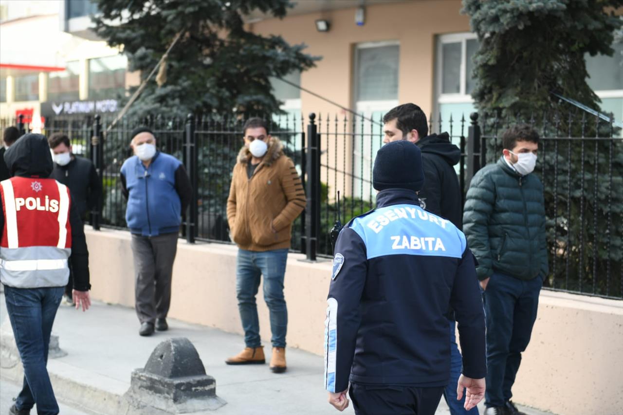 Esenyurt Belediyesi Zabıta Ekiplerinden PTT Önünde Koronavirüs Önlemleri