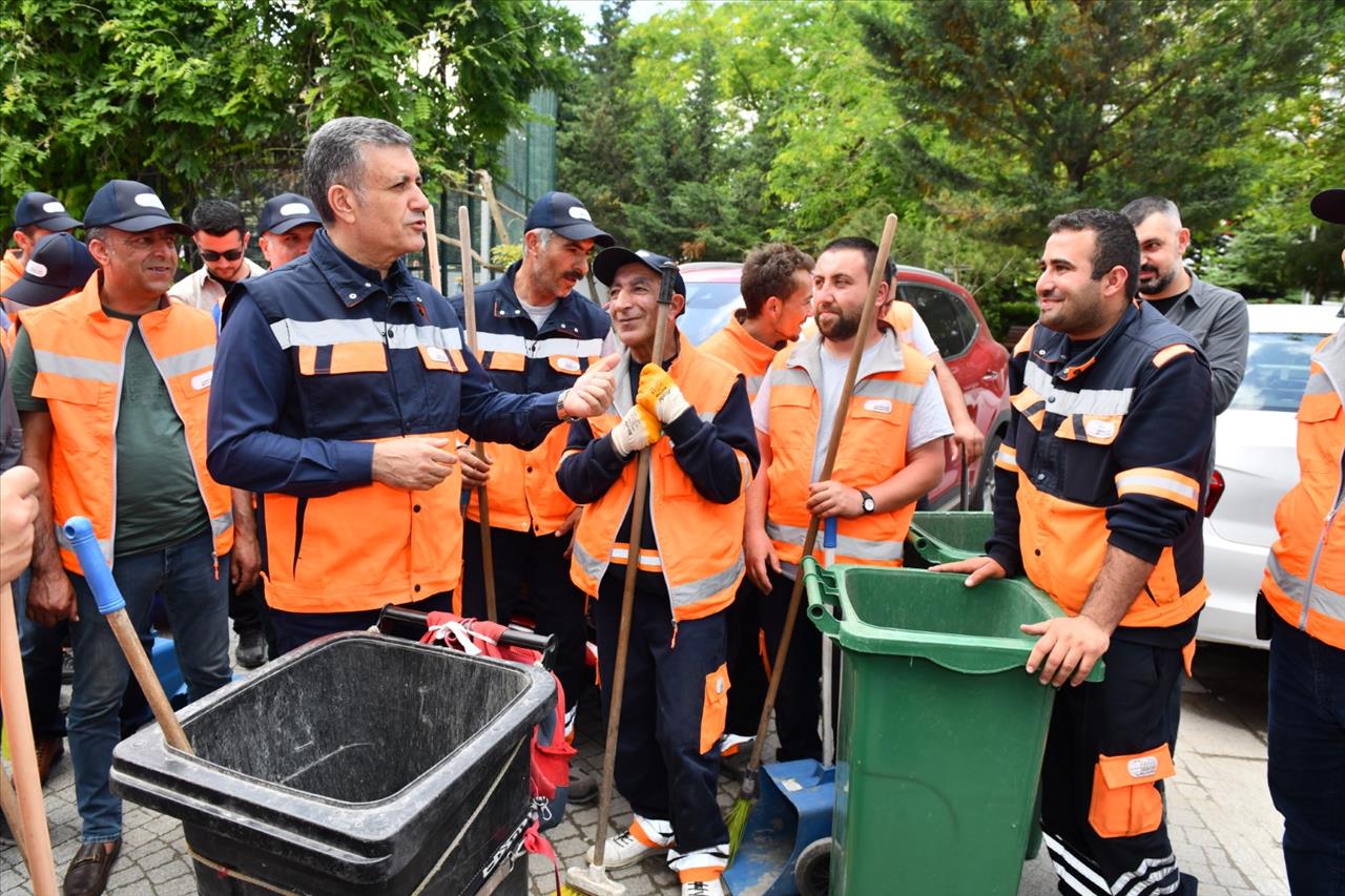 Başkan Bozkurt Farkındalık İçin Sokakları Süpürdü