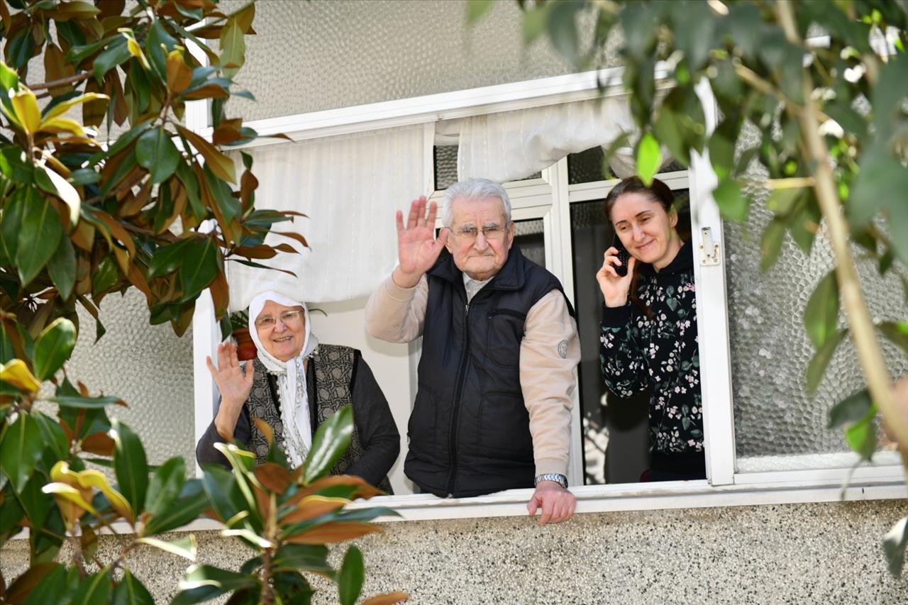 Esenyurt Belediyesi Ekipleri Hem Çaldı Söylesi Hem De Dezenfeksiyon Yaptı