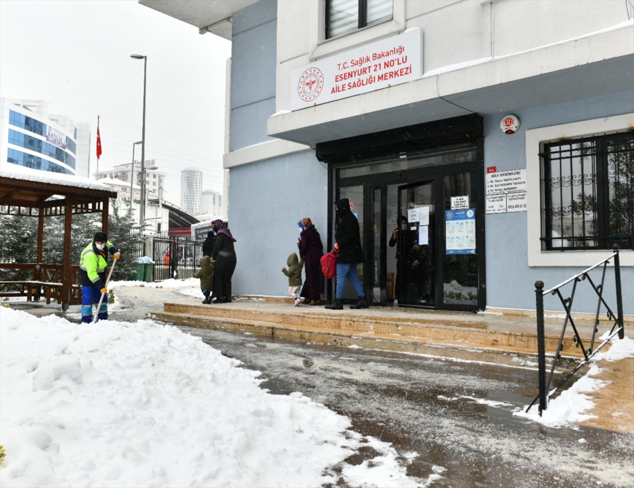 Esenyurt’ta Kamu Kurumlarının Çevresi Sürekli Temizleniyor 