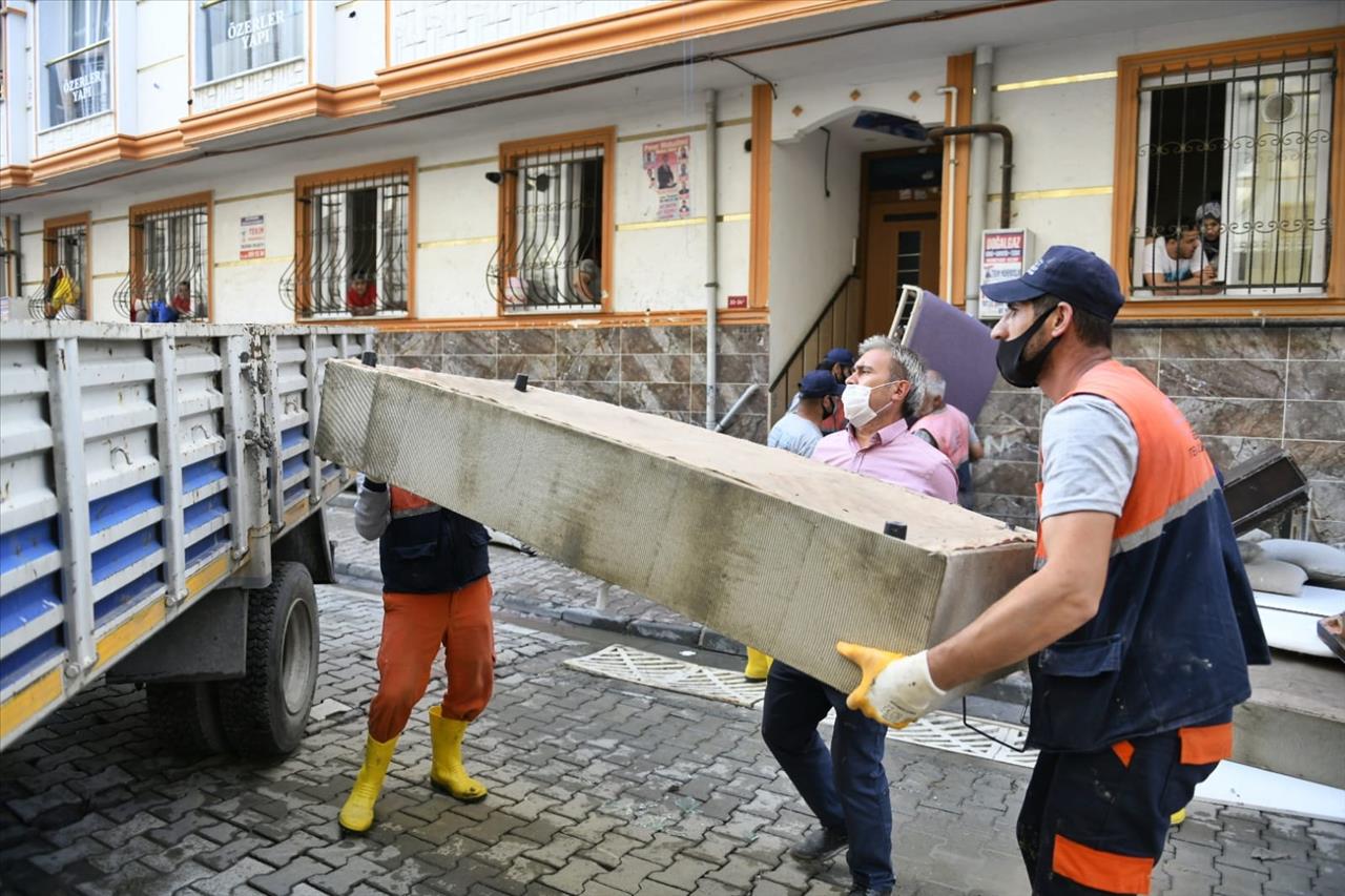 Esenyurt Belediyesi Selden Etkilenen Mahallelerde Çalışmalarına Devam Ediyor