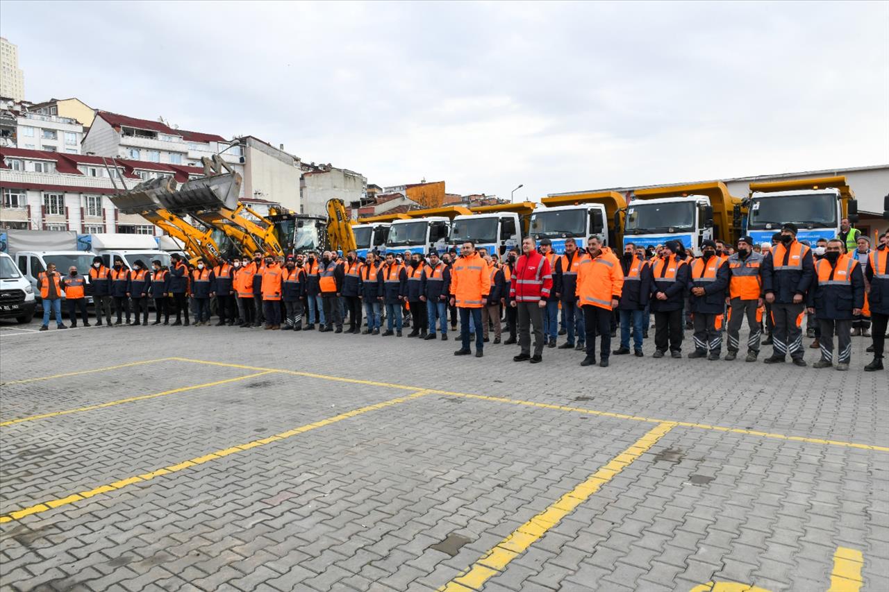 Esenyurt Belediyesi, 108 Araç Ve 2 Bin Ton Tuz Stokuyla Karla Mücadeleye Hazır