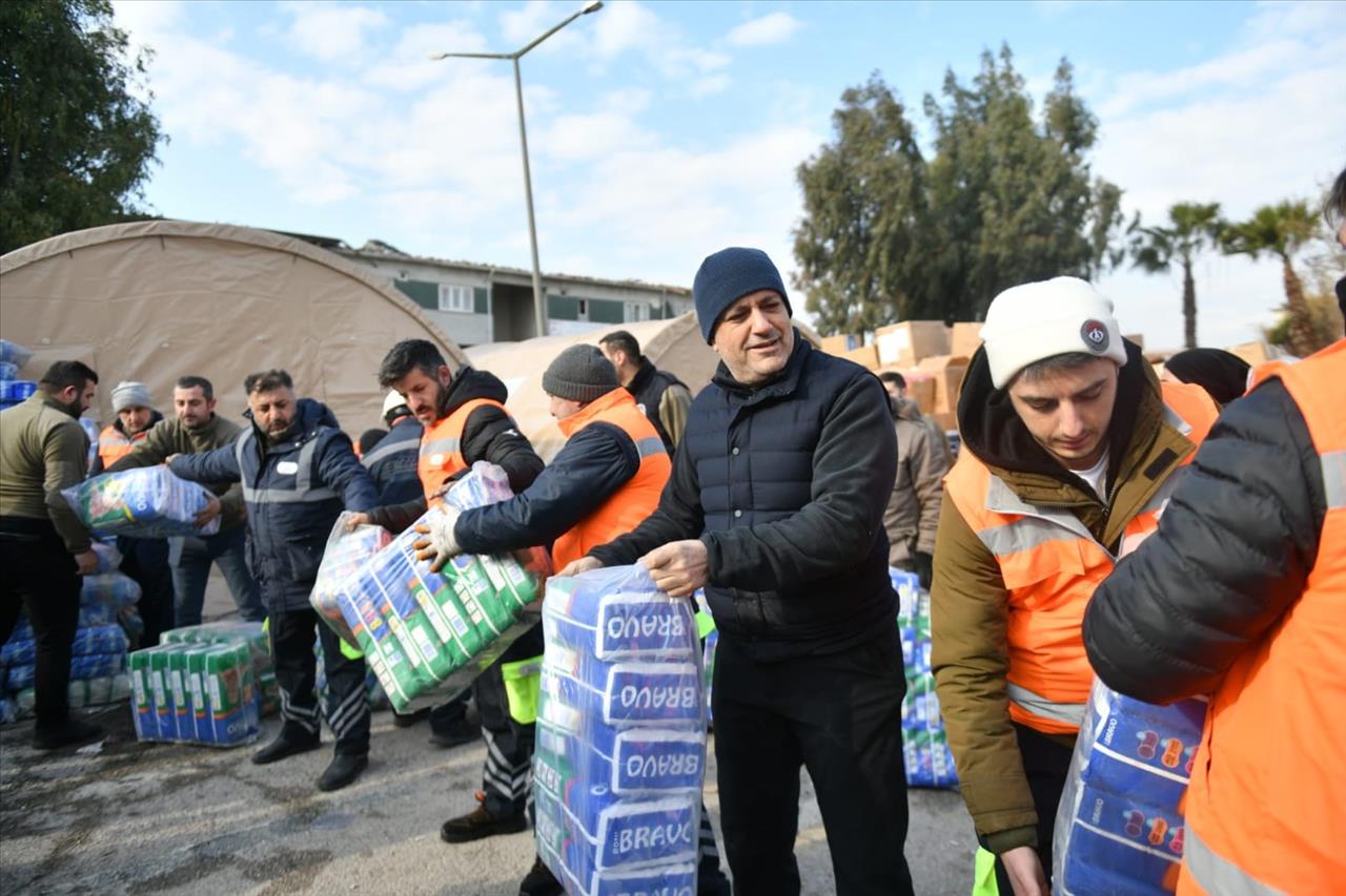 Esenyurt Depremin Yaralarını Sarıyor