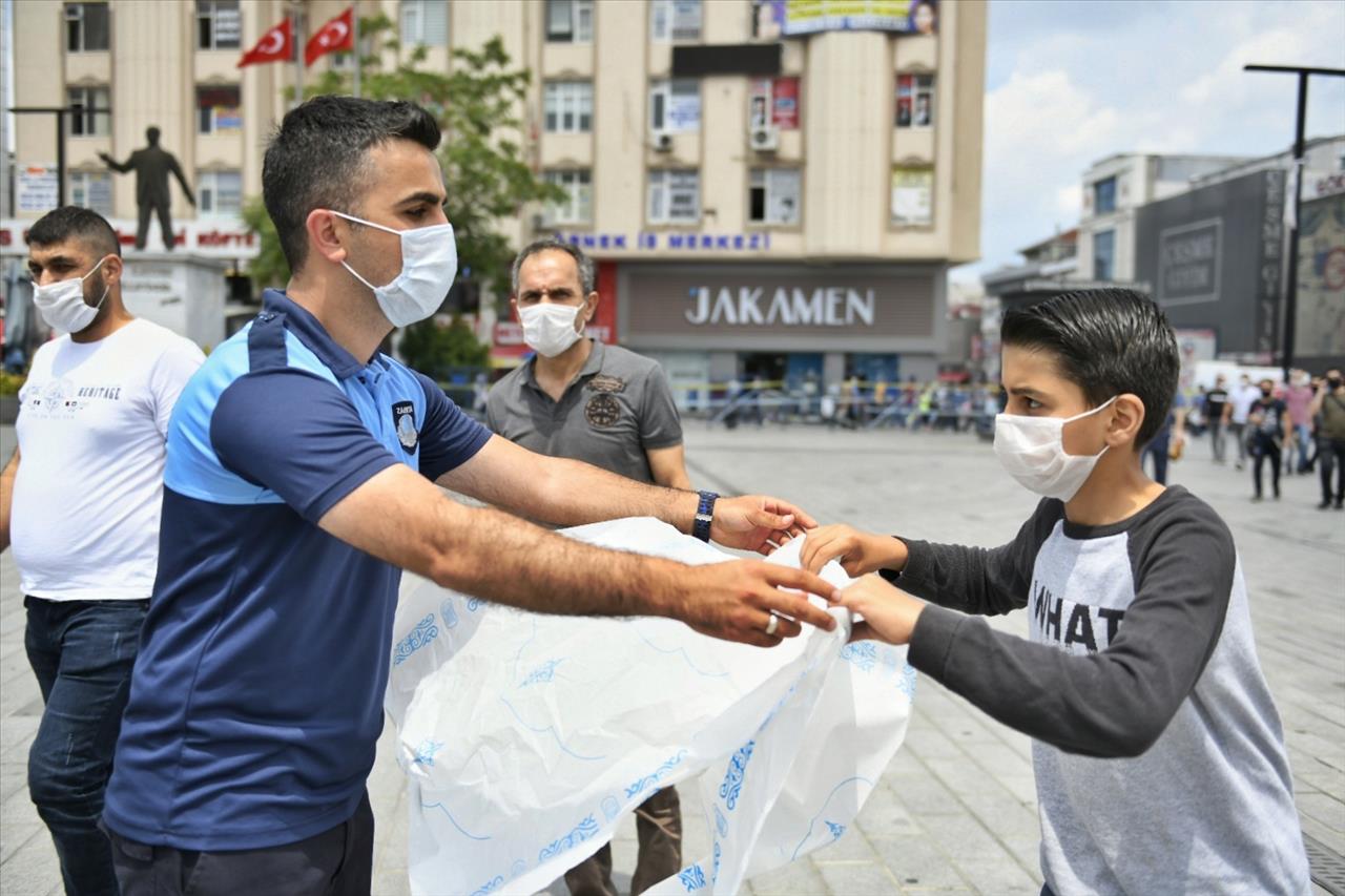 Esenyurt Belediyesi Cuma Namazı Öncesi Tek Kullanımlık Seccade Dağıttı