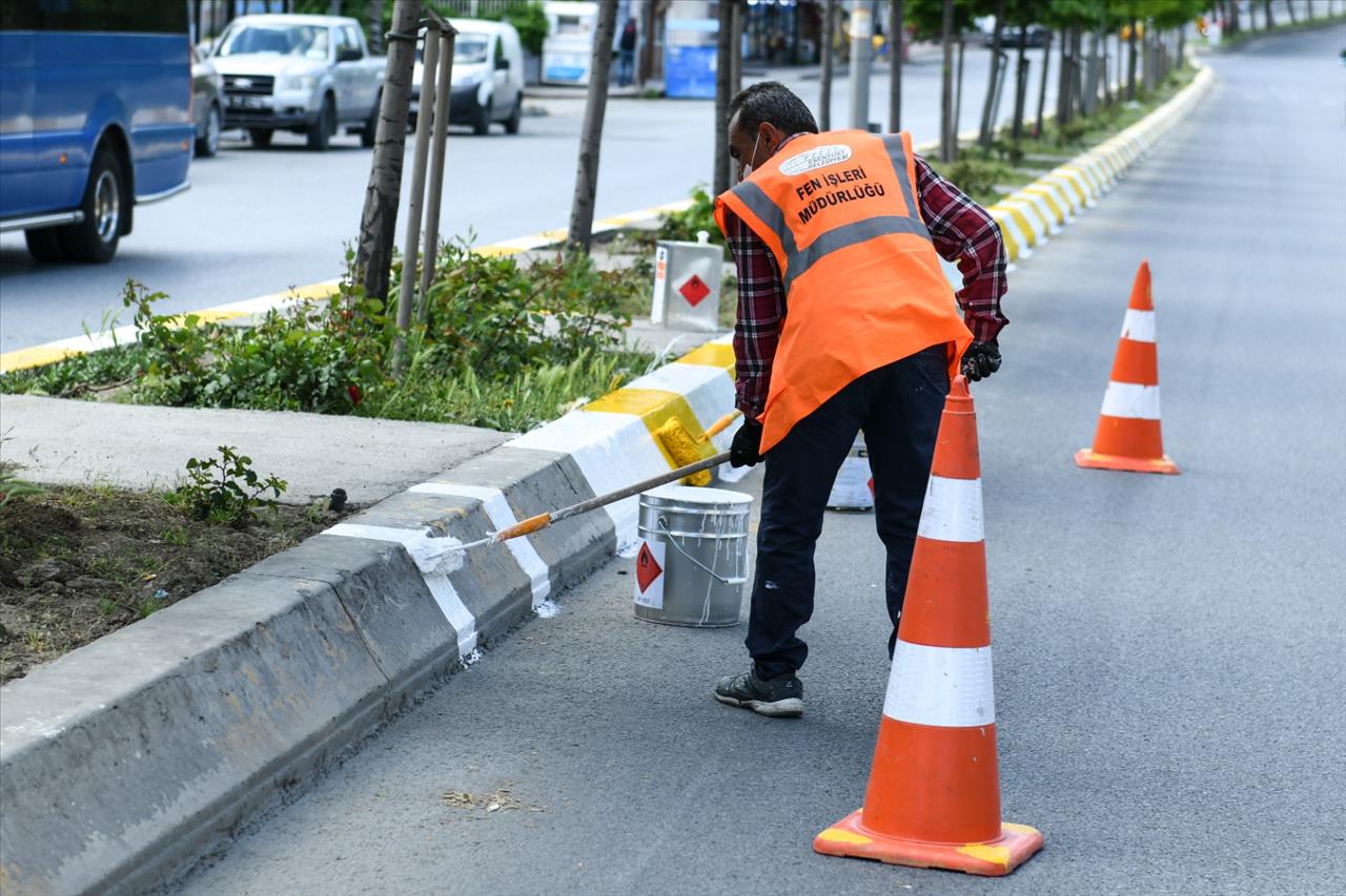 Esenyurt Belediyesi, Ana Arterlerde Refüj Boyalarını Yeniliyor