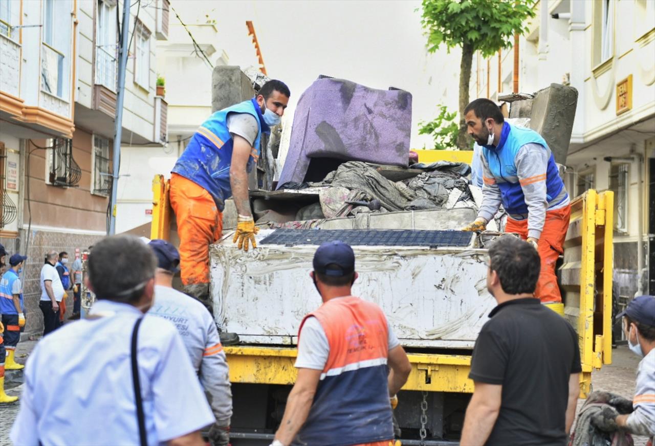 Esenyurt Belediyesi Selden Etkilenen Mahallelerde Çalışmalarına Devam Ediyor