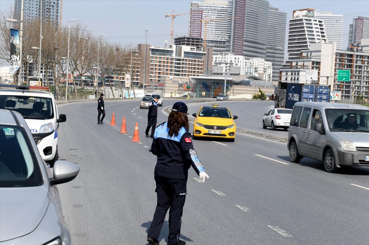 Esenyurt Zabıtasından Ticari Taksilere Tek-Çift Plaka Denetimi