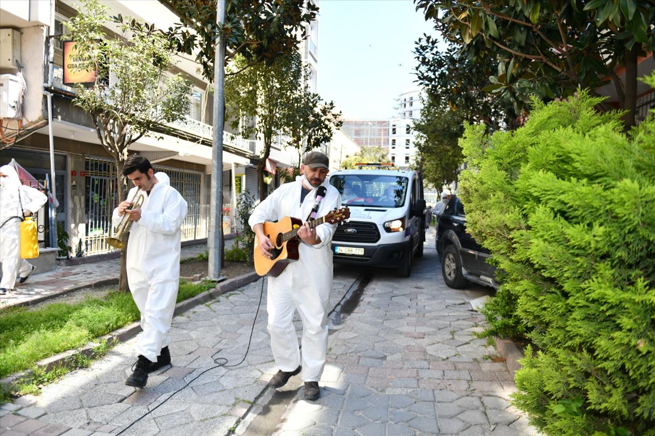 Esenyurt Belediyesi Ekipleri Hem Çaldı Söylesi Hem De Dezenfeksiyon Yaptı