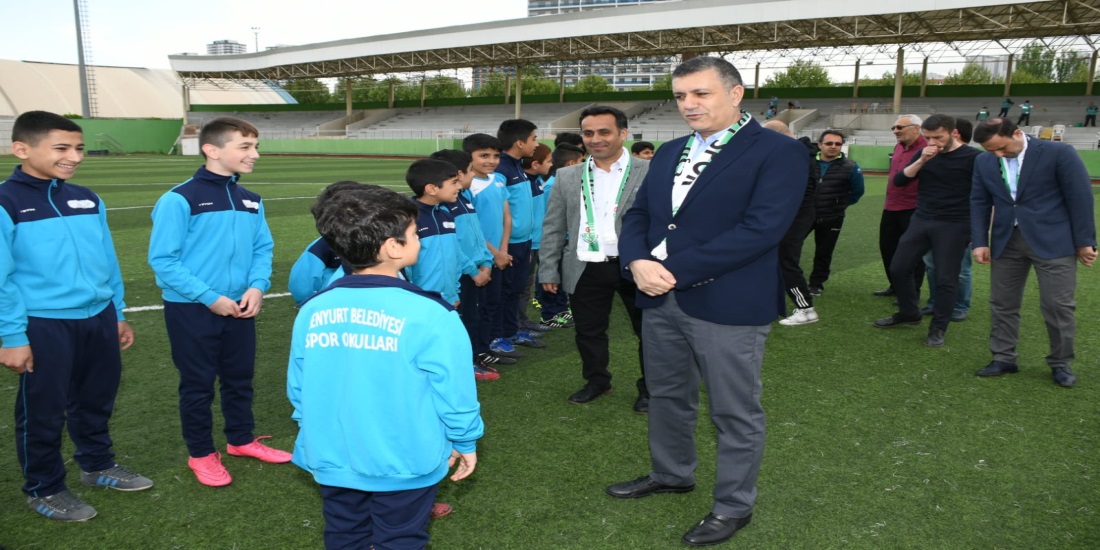 Bozkurt Esenyurtlu futbolcu gençleri şampiyonluğa uğurladı