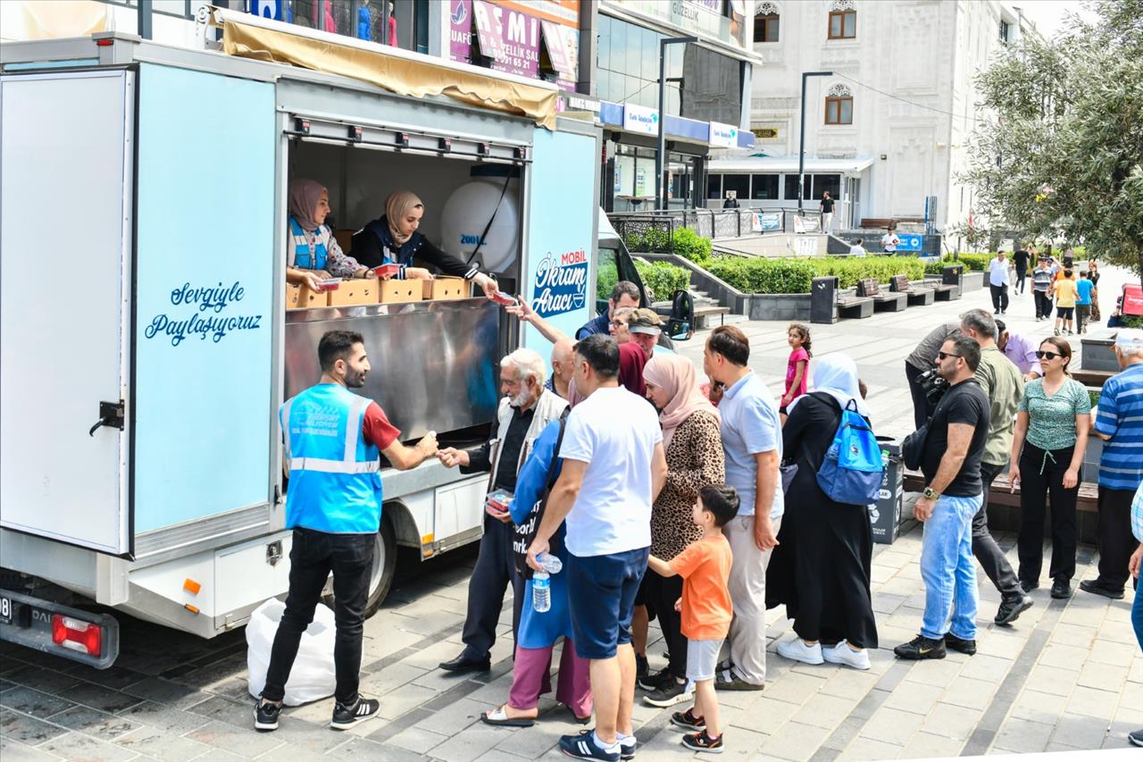 Esenyurt Belediyesi’nden Vatandaşlara Aşure İkramı