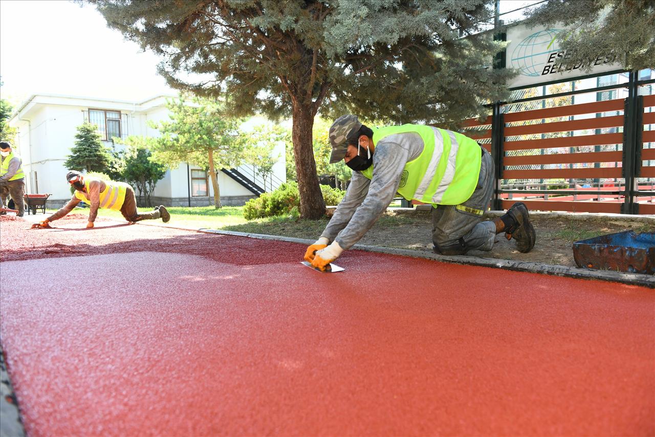 Parklardaki Yürüyüş Yolları Ve Spor Sahaları Yenileniyor