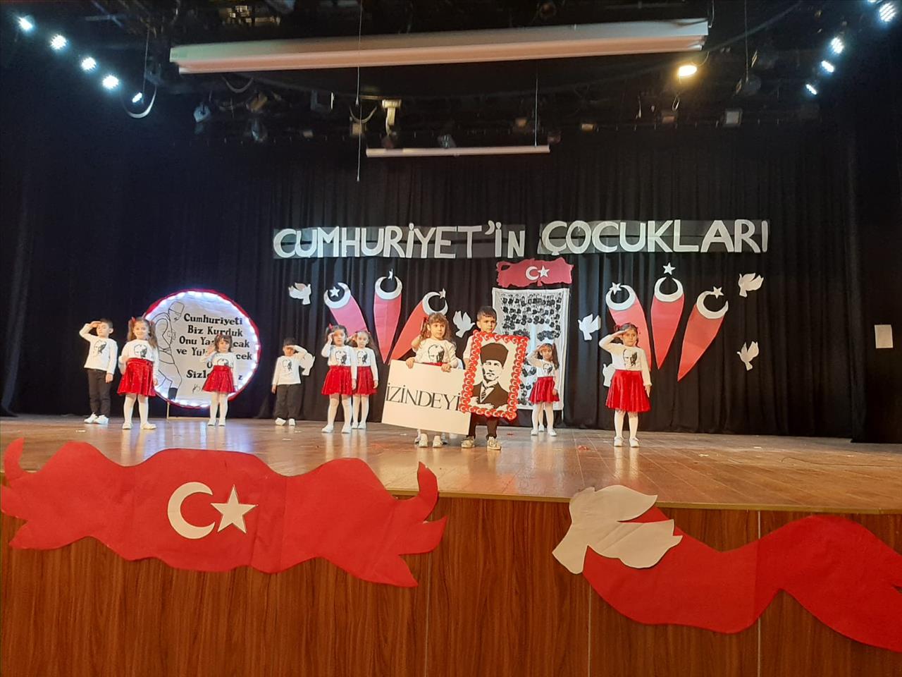 Esenyurtlu Çocuklardan “Cumhuriyet’in Çocukları” Gösterisi