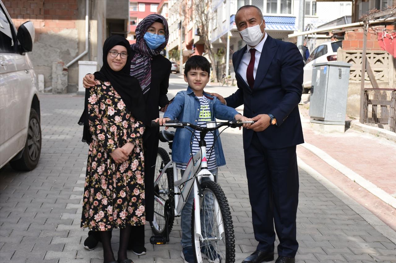 Esenyurt'ta Şiir Ve Resim Yarışmasının Kazananları Ödüllerini Aldı