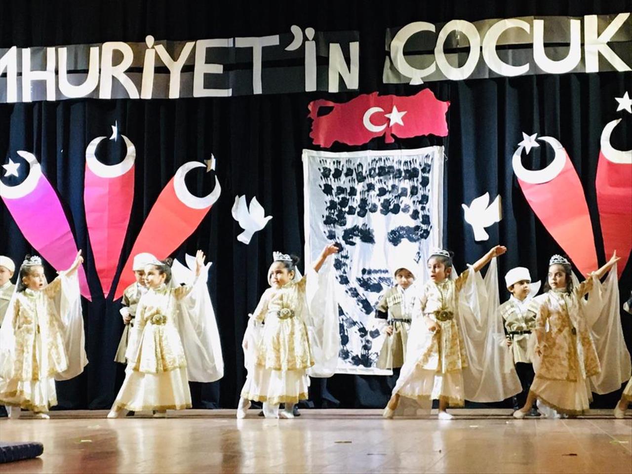 Esenyurtlu Çocuklardan “Cumhuriyet’in Çocukları” Gösterisi