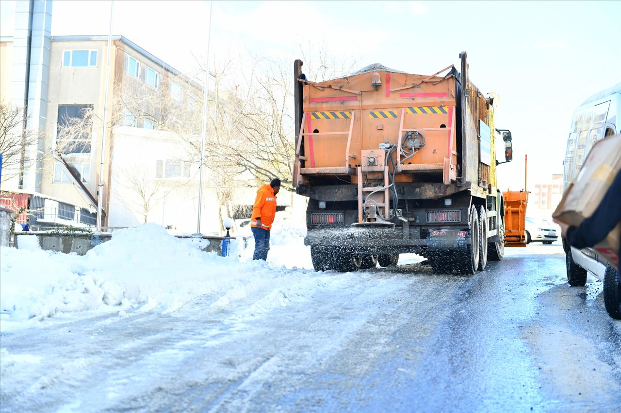 Esenyurt’ta Kar Ve Buzlanmaya Karşı Mücadele Devam Ediyor