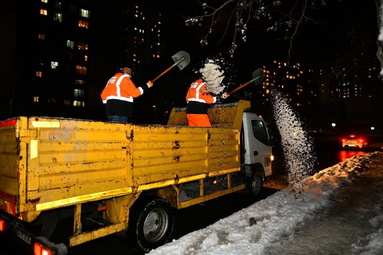 Esenyurt’ta Kışla Mücadele Ekiplerinin Çalışmaları Devam Ediyor