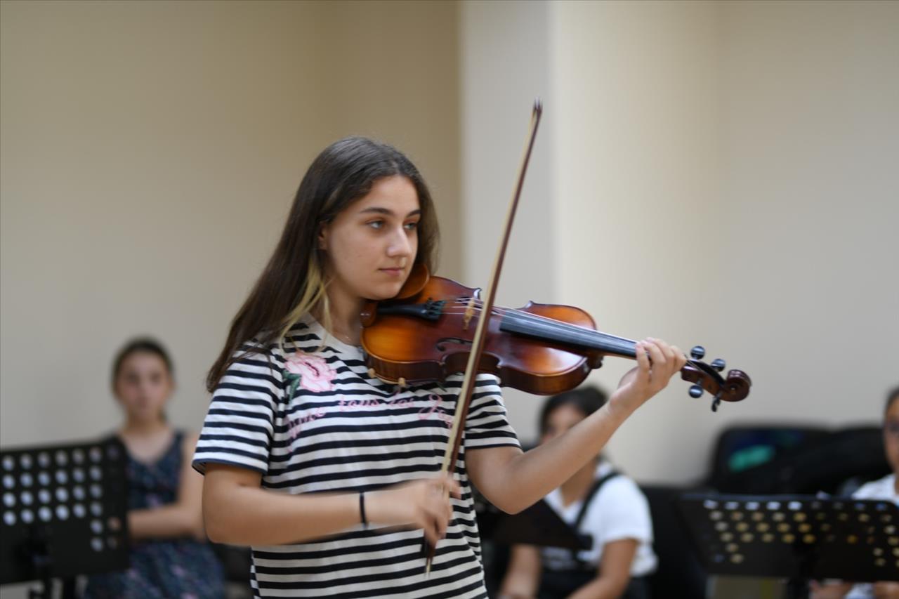 Esenyurt’ta Geleceğin Keman Virtüözleri Yetişiyor