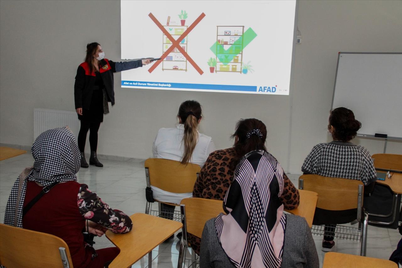 Kadın Sosyal Yaşam Merkezi’nde ‘Afet Eğitimi’ Semineri