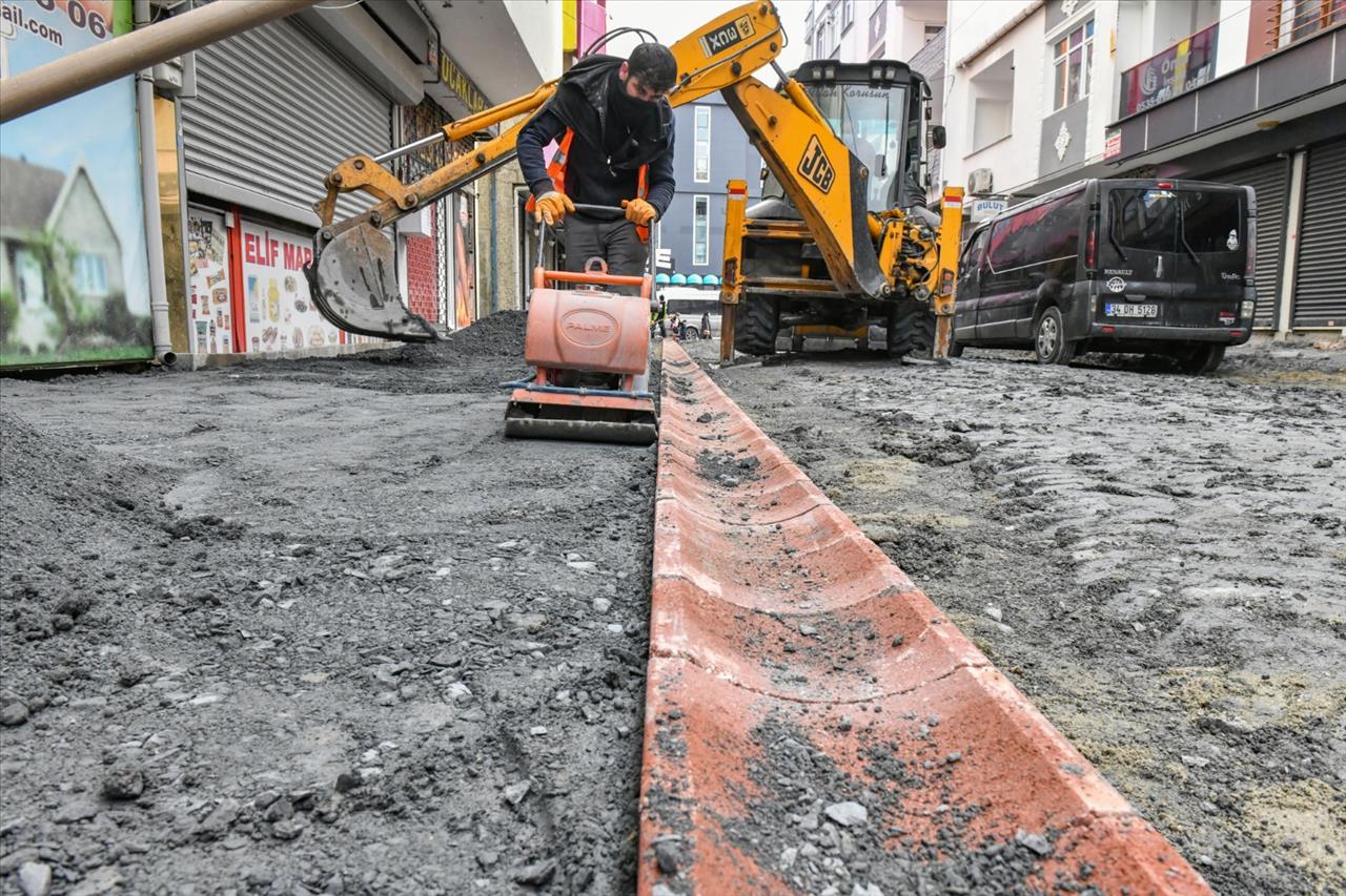 Esenyurt Belediyesi Yolları Yenilemeye Devam Ediyor