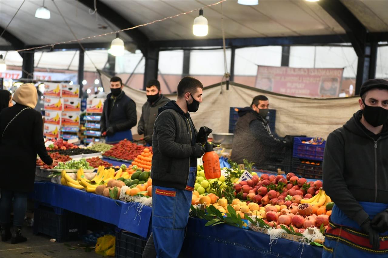 Esenyurt Belediyesi Zabıta Ekiplerinden Pazarlarda Maske ve Yaş Denetimi