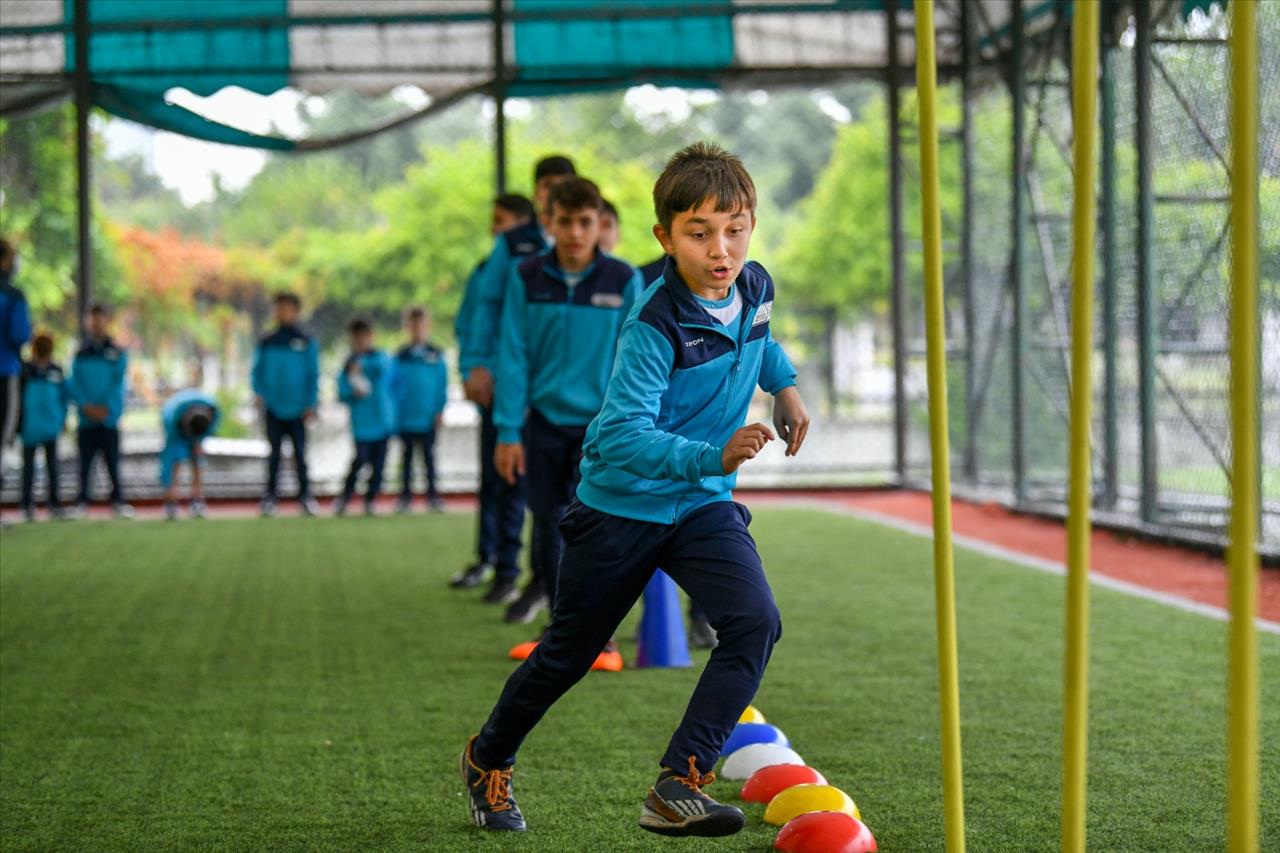 Başkan Bozkurt, Çocuklarla Spor Yaptı; Forma Ve Ayakkabı Hediye Etti