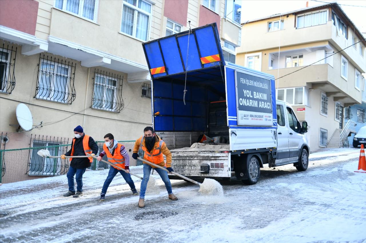 Esenyurt'ta Buzlanmaya Karşı Çalışmalar Devam Ediyor