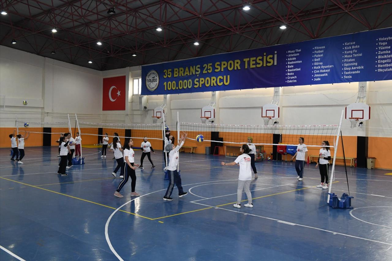 Usta Voleybolcular Esenyurt’ta Yetişiyor