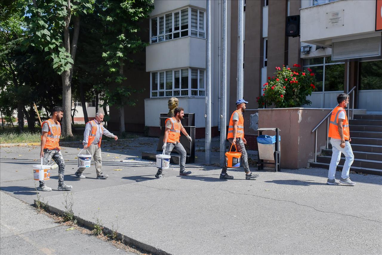 Esenyurt’ta Okullar Yenileniyor