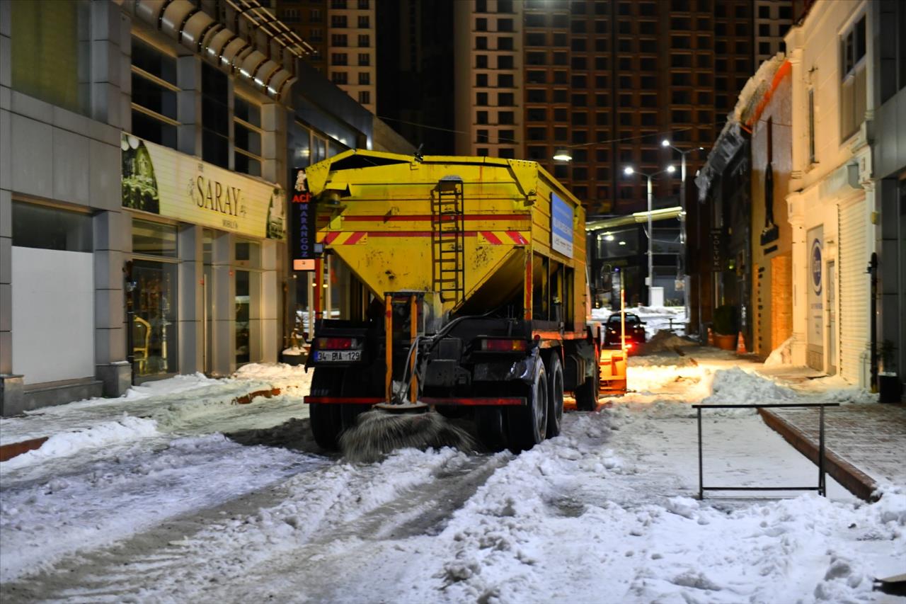 Kışla Mücadele Ekiplerinin Çalışmaları Gece Boyunca Sürdü