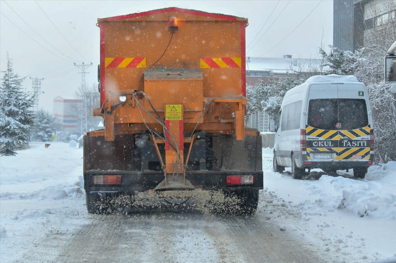 Esenyurt’ta Kar Küreme Ve Tuzlama Çalışmaları Devam Ediyor