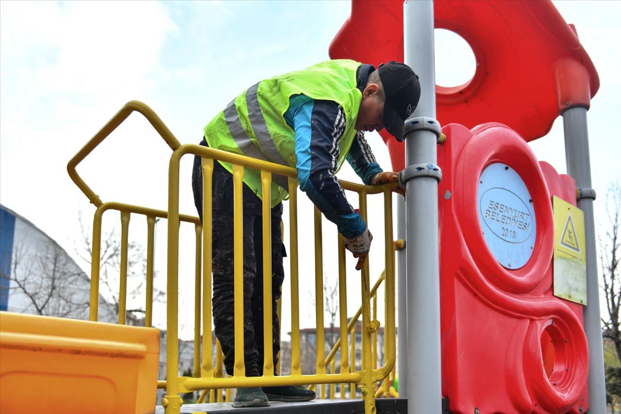 Esenyurt’un Parkları Yeni Bir Görünüme Kavuşuyor