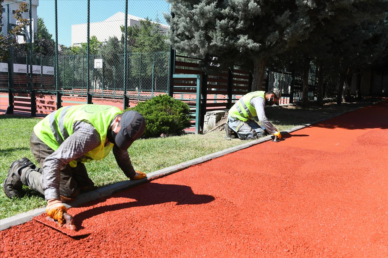 Parklardaki Yürüyüş Yolları Ve Spor Sahaları Yenileniyor