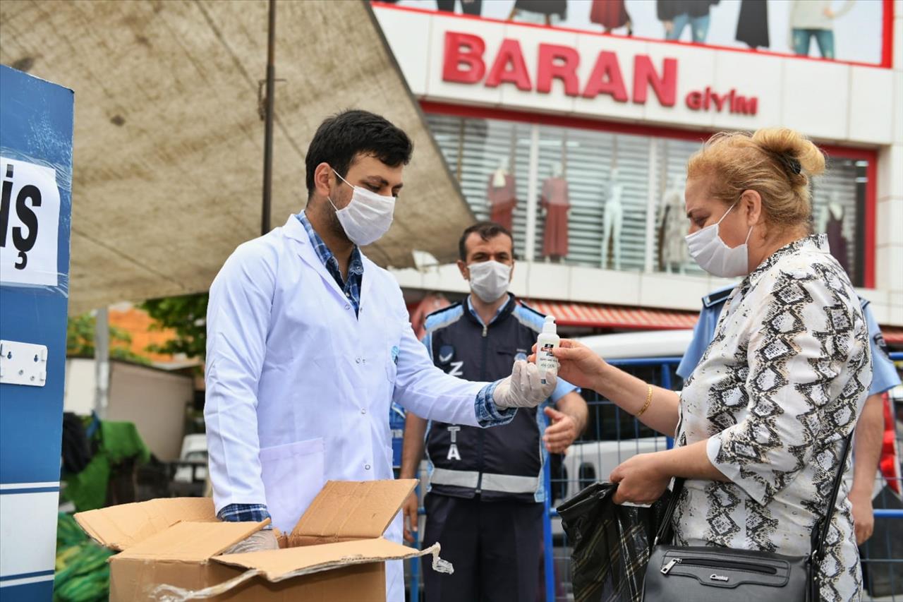 Esenyurt Belediyesi Ekipleri, Pazar Yerlerinde El Dezenfektanı Dağıttı 