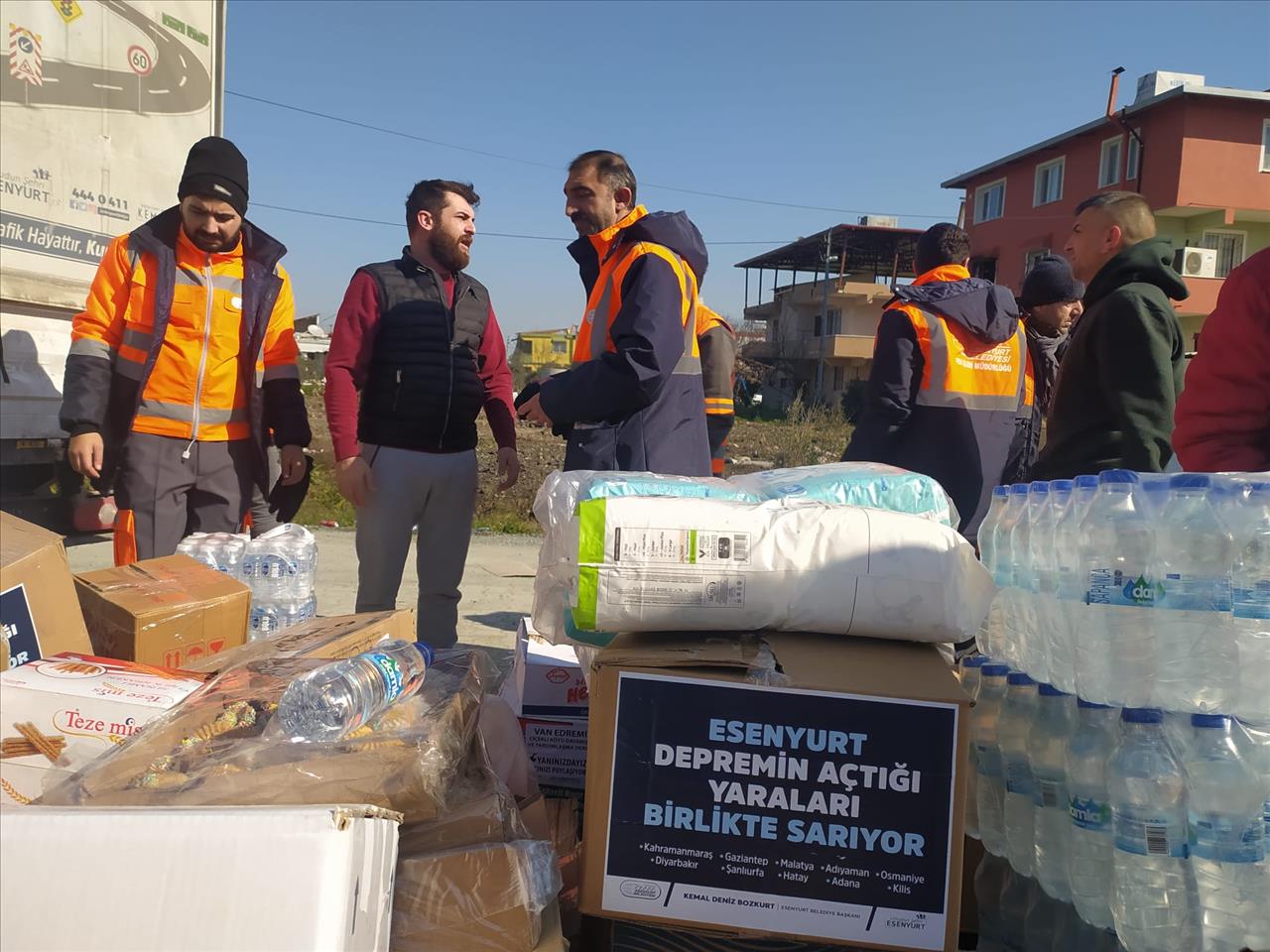 Yardımlar Depremzedelere Ulaştırılıyor