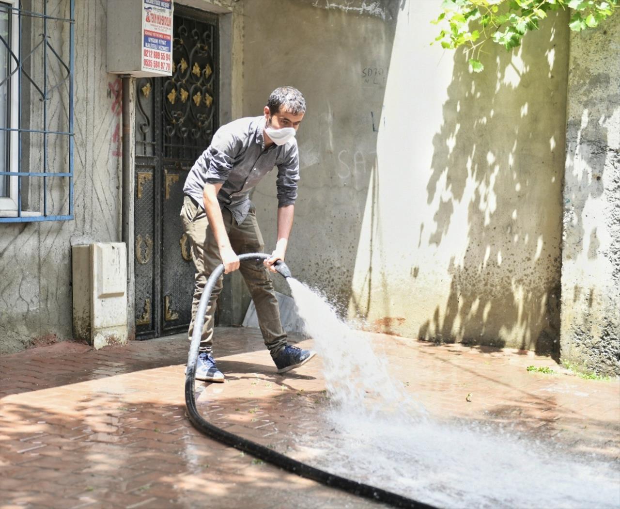 Esenyurt Belediyesi Selden Etkilenen Mahallelerde Çalışmalarına Devam Ediyor