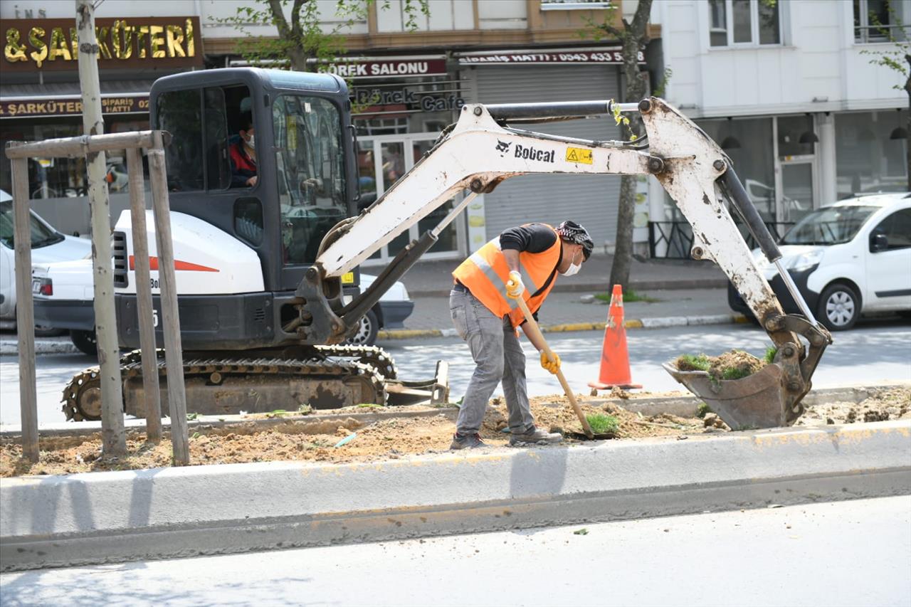 Esenyurt'ta Park ve Yeşil Alanlarda Yaz Hazırlığı Devam Ediyor