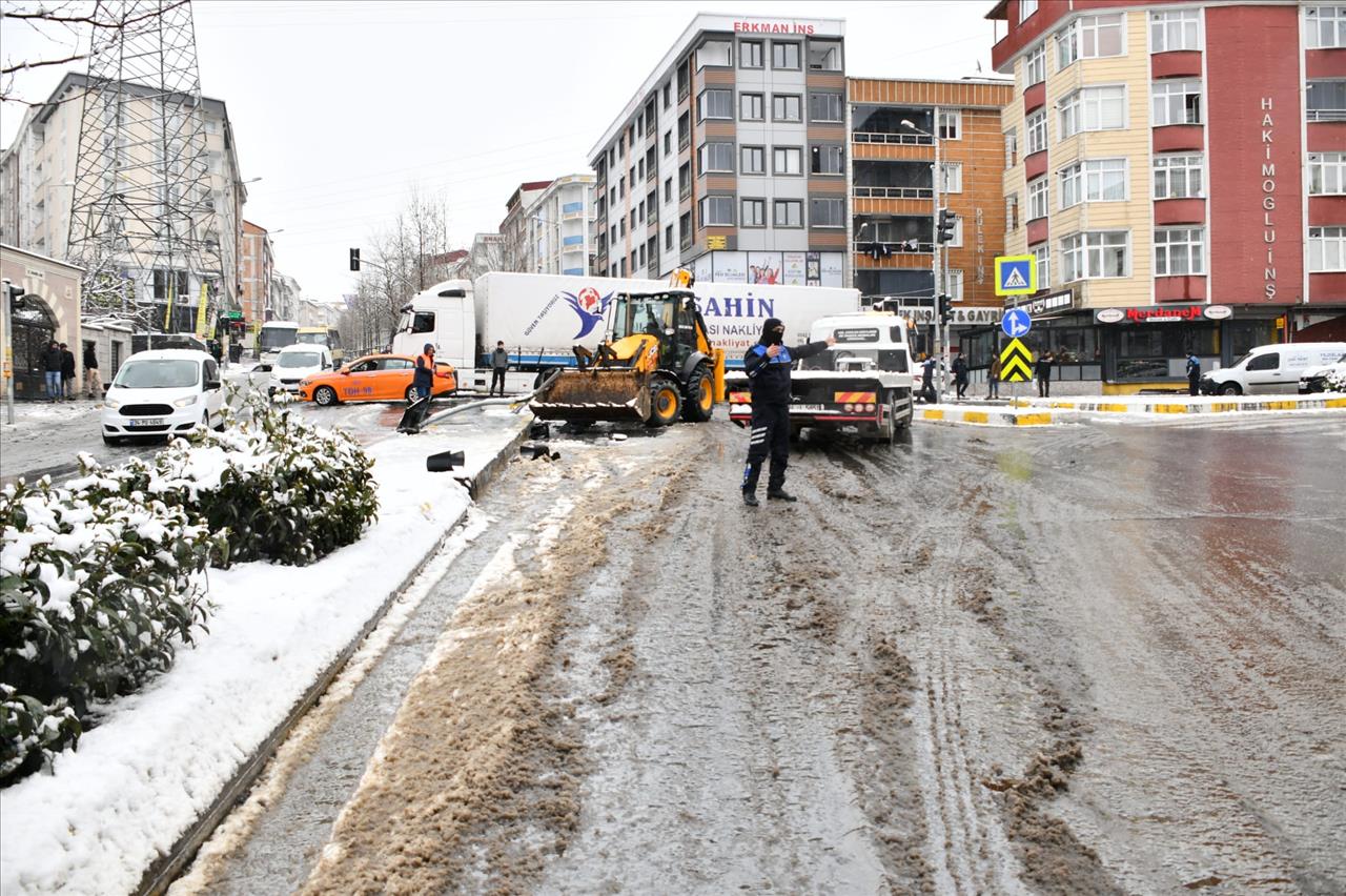 Esenyurt’ta Karla Mücadele Çalışmaları Sürüyor