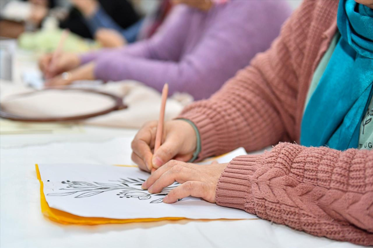 Esenyurtlu Kadınlar Belediyenin Açtığı Kurslarda Meslek Öğreniyor