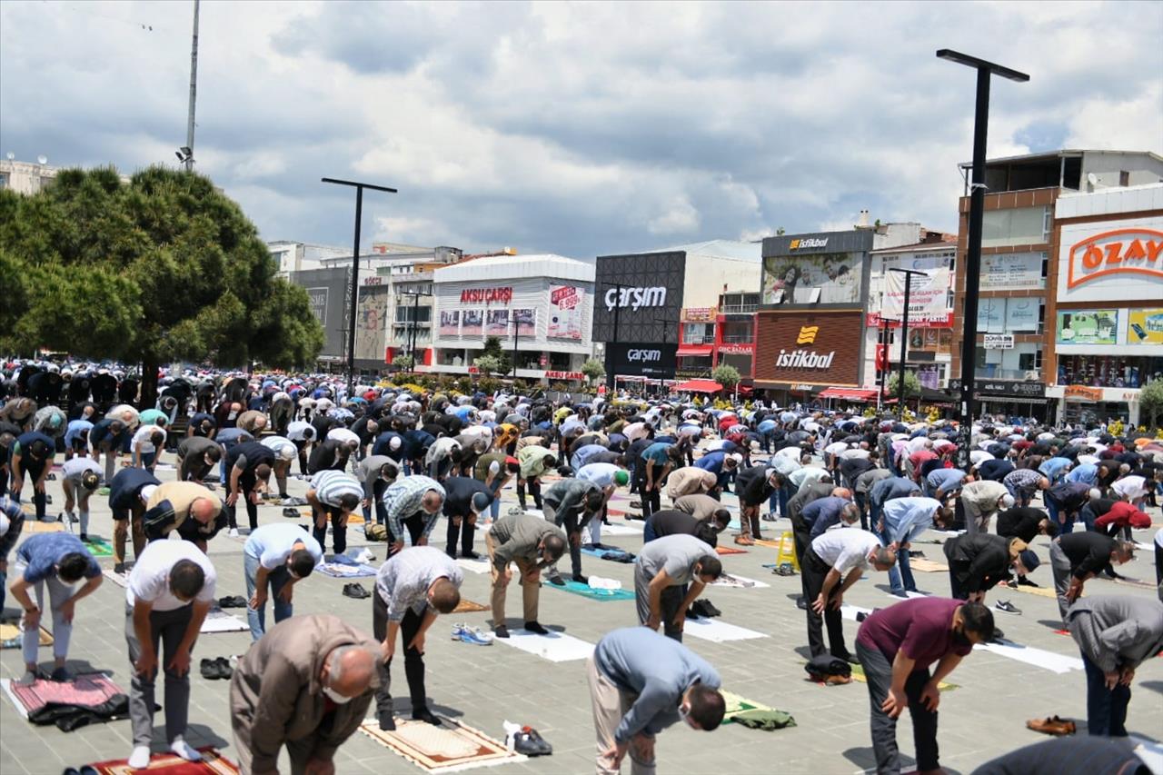 74 Gün Sonra İlk Cuma Namazı Esenyurt Meydanı’nda Kılındı