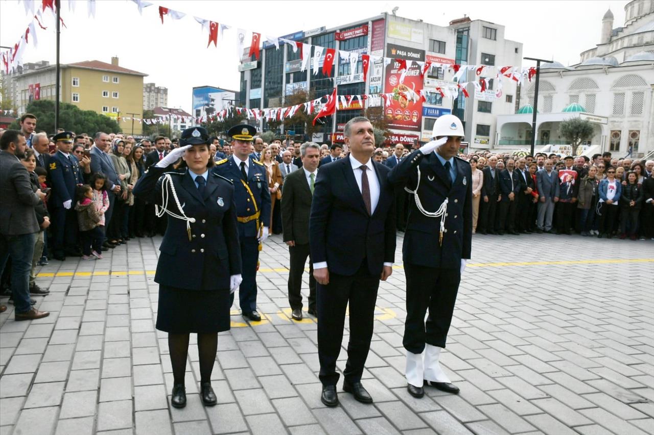 Esenyurt’ta Atatürk Anıtı'na Cumhuriyet Bayramı Çelengi