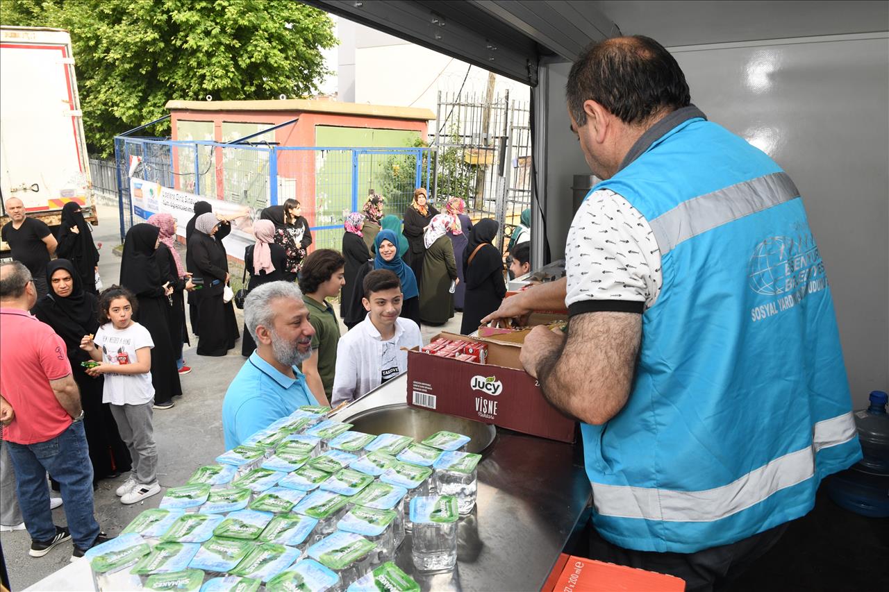 Esenyurt Belediyesi Lgs Sınavı Öğrencilerine İkramda Bulundu