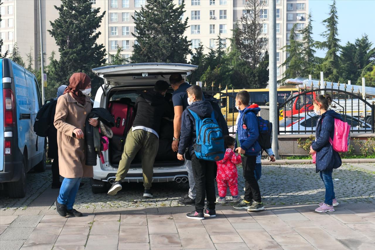 Esenyurt Belediyesi, Ülkelerine Dönmek İsteyen Suriyelileri Sınıra Gönderdi