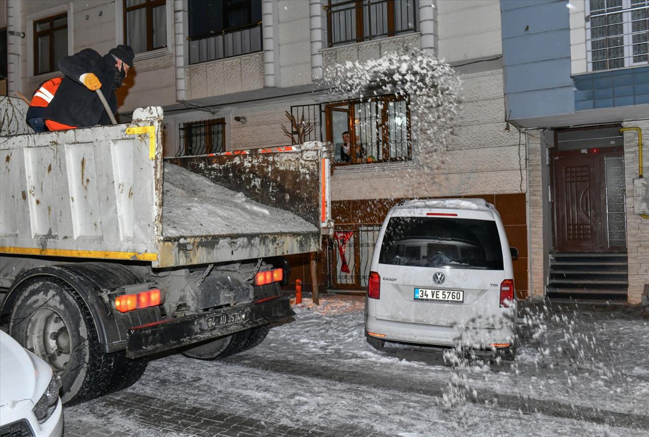 Kışla Mücadele Ekiplerinin Çalışmaları Gece Boyunca Sürdü