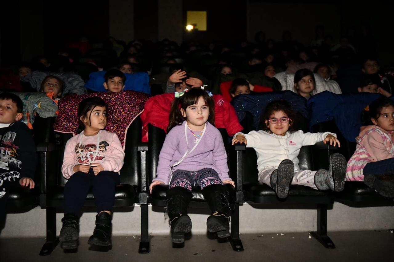 Esenyurt Belediyesi’nden Kreşli Miniklere Sinema Etkinliği