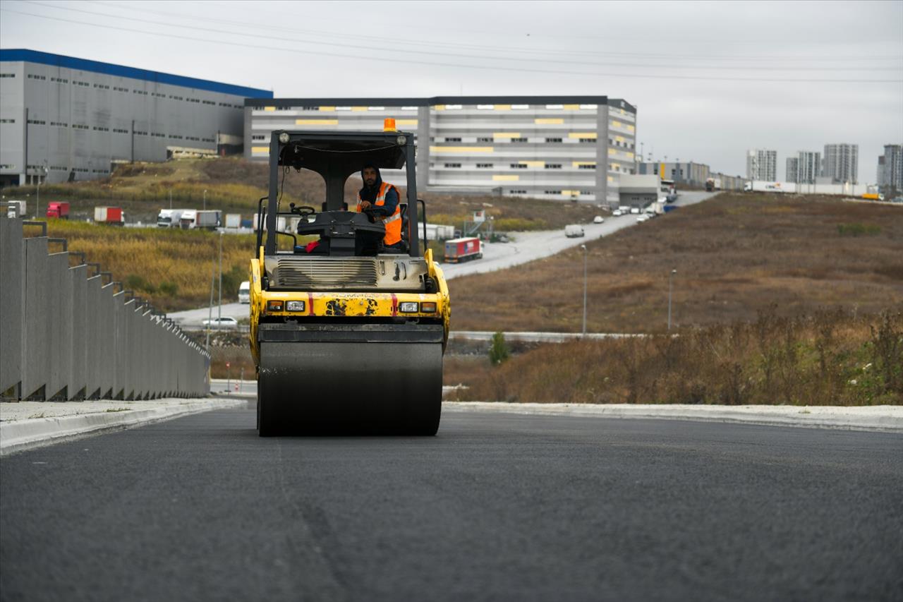 Esenyurt’ta Yollar Yenilenmeye Devam Ediyor